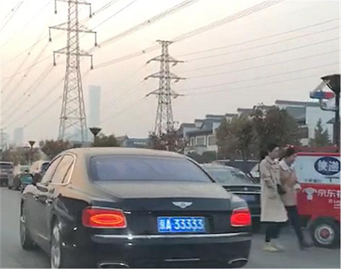 北京偶遇319万黑色宾利飞驰，看到车牌那一刻，才知车主有多壕