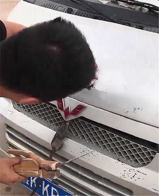 桂林一男子花2万买二手五菱宏光，为了面子，直接焊上奔驰车标！