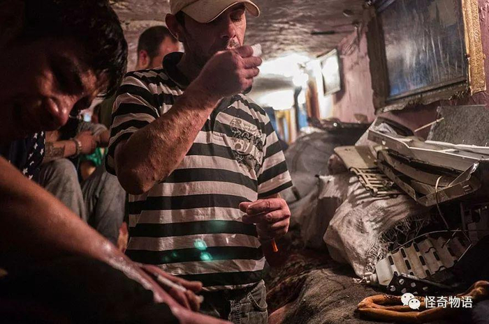 在这座美丽的城市街道下面, 藏着另一个世界, 他们被称为地下人!