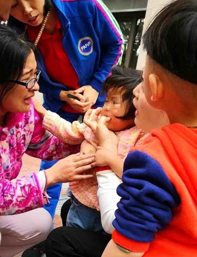 2岁女童被奶糖卡住窒息险要命 美女护士出手相救手指被咬出血