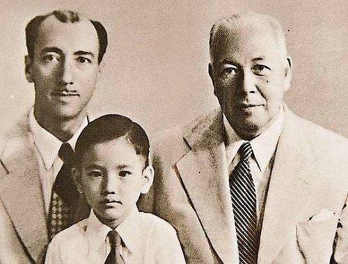 他是香港殖民历史上第一位从政华人，何鸿燊的父亲——何世光