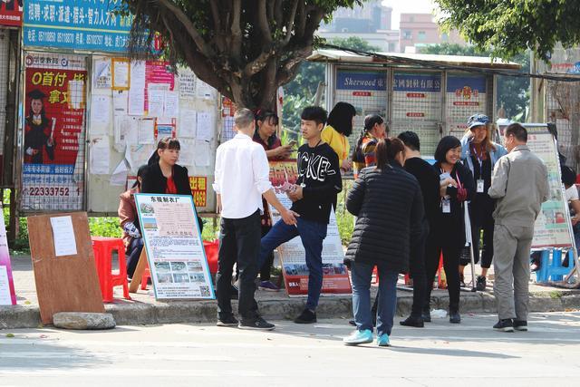 东莞招工现场看到的情景，再没有当年上百人争一个岗位的壮观场面