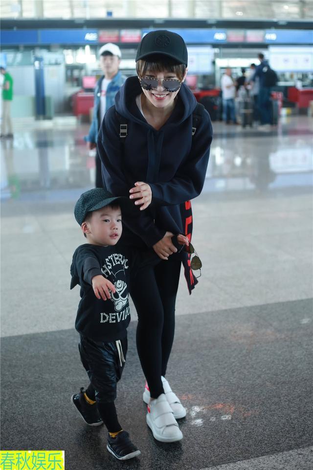 吴京老婆谢楠带儿子现身机场，吴所谓贴心要喂妈妈吃糖！