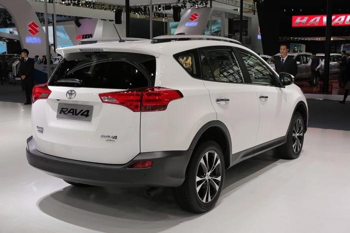 2018款RAV4荣放，搭载2.0L发动机，这动力是不是要爆表了