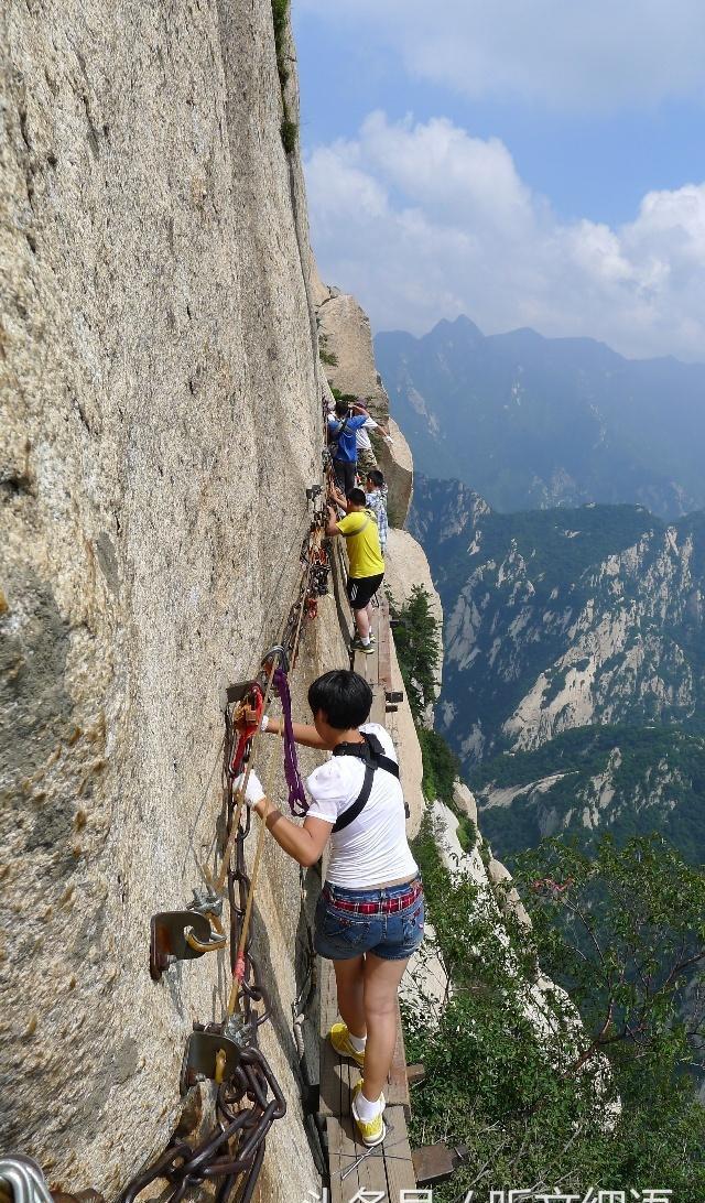 中国十大最吓人的玻璃栈道排行榜，恐怖程度秒杀张家界的天门山！