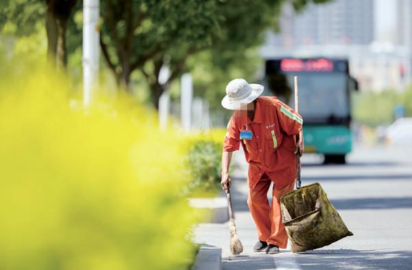 环卫工人收藏一张“多墨币”，银行：错版币，必须回收