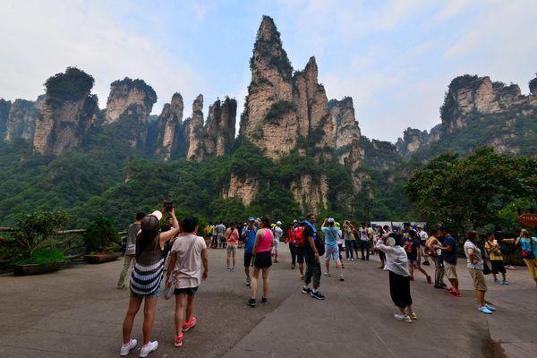 60岁以上的老人去张家界旅游不跟团找当地导游伴自由行合适靠谱吗