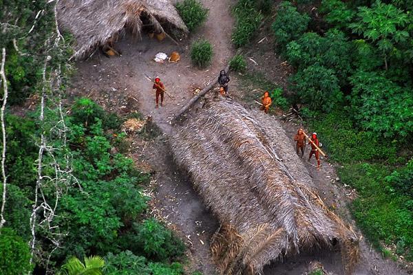 航拍亚马逊热带雨林深处的原始部落：居民与世隔绝，充满敌意