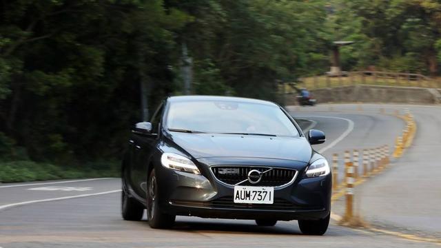 美女诚意试驾北欧掀背 沃尔沃Volvo V40 T3安全运动版