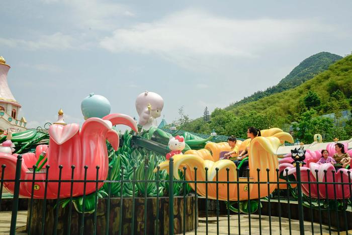 去少女们都爱的粉色Hello Kitty乐园，坐亚洲第一台滑道摩天轮