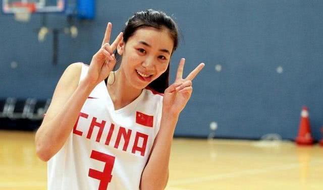 她是中国女篮第一美女，容颜堪比明星，科比库里都被她征服过！