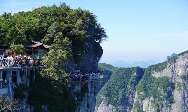 中国十大最吓人的玻璃栈道排行榜，恐怖程度秒杀张家界的天门山！