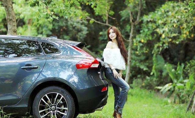 美女诚意试驾北欧掀背 沃尔沃Volvo V40 T3安全运动版