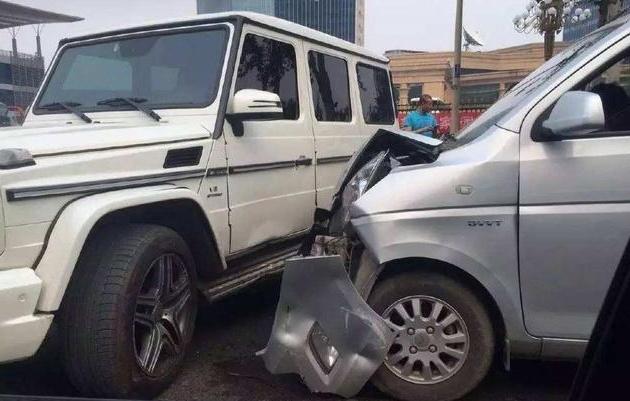 “五菱跑车”发生车祸，车上一个标志，吓坏了面包车司机？