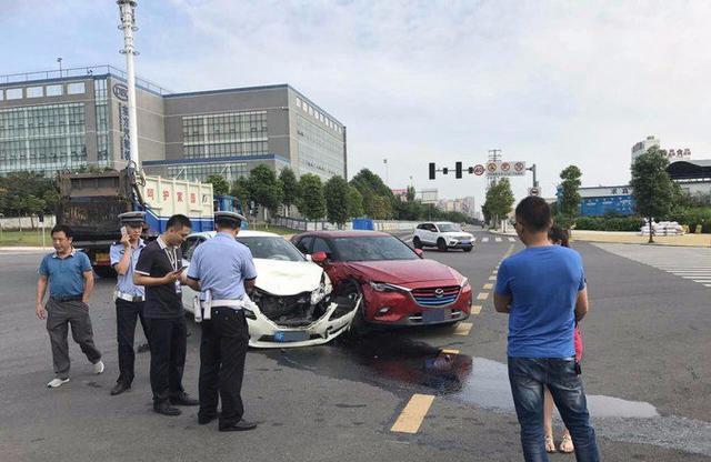 马自达路口与日产骐达轻微碰撞, 车主下车后一脸懵逼: 断轴了