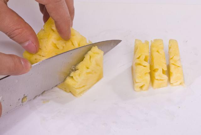 切菠萝竟如此简单！简单几步实用省事，美味菠萝想怎么吃就怎么吃