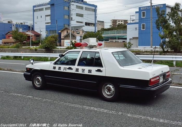 在日本开警车真是太幸福了，除了各种性能车还有情怀经典车！