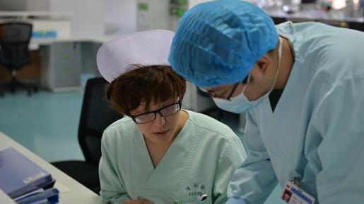 25岁女孩浑身起红疹，医生找不到病因，女孩低头说曾在东莞工作