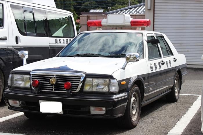 在日本开警车真是太幸福了，除了各种性能车还有情怀经典车！