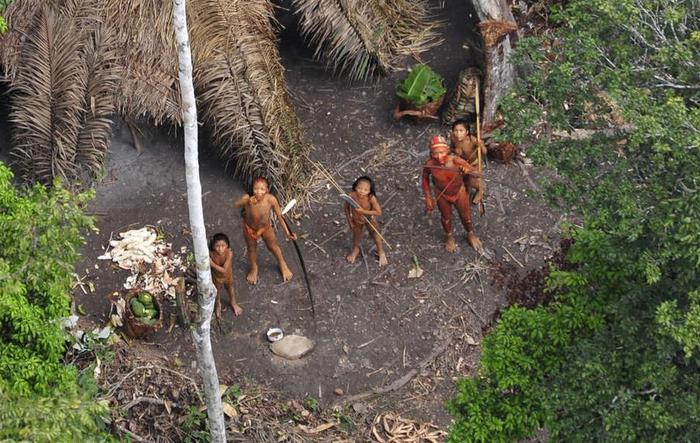 航拍亚马逊热带雨林深处的原始部落：居民与世隔绝，充满敌意