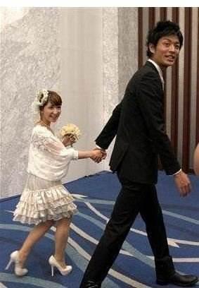 日本身高145cm女歌手嫁192cm男星后出轨男模，今日与奸夫大婚！