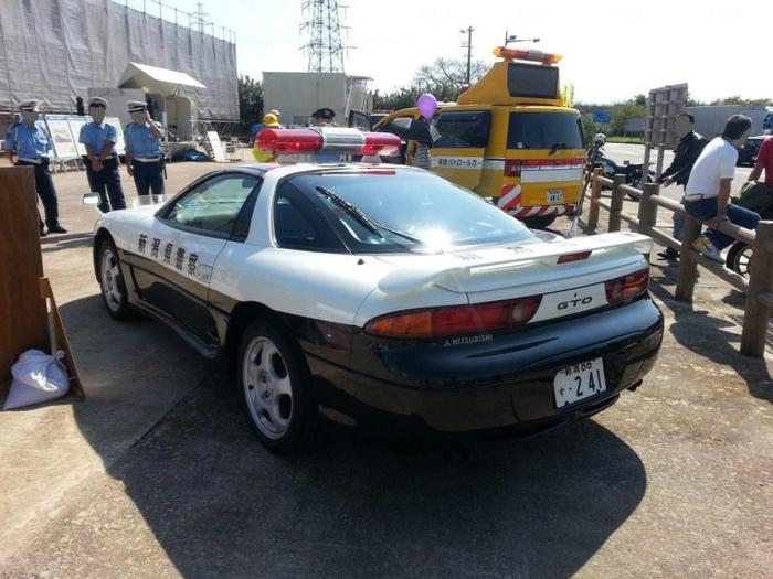 在日本开警车真是太幸福了，除了各种性能车还有情怀经典车！