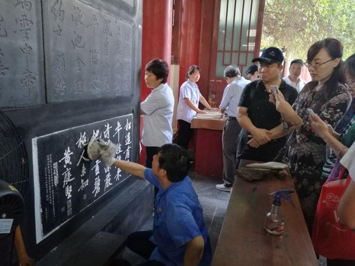 西安碑林博物馆拓片生意忙 油墨黏在文物上