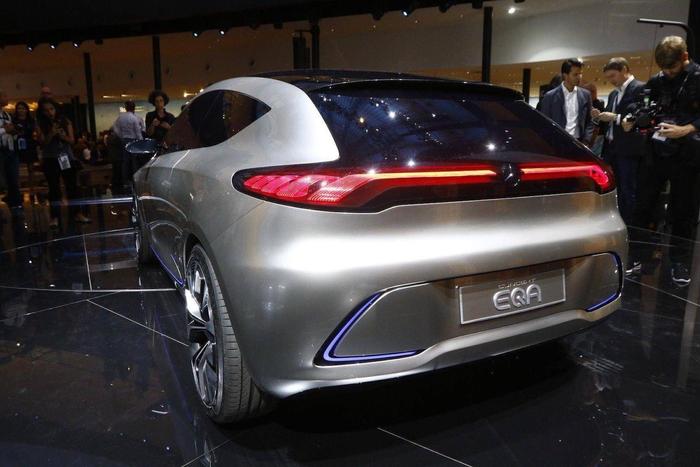奔驰新电动竞争Model 3，双电机突破270马力，售价低至30万
