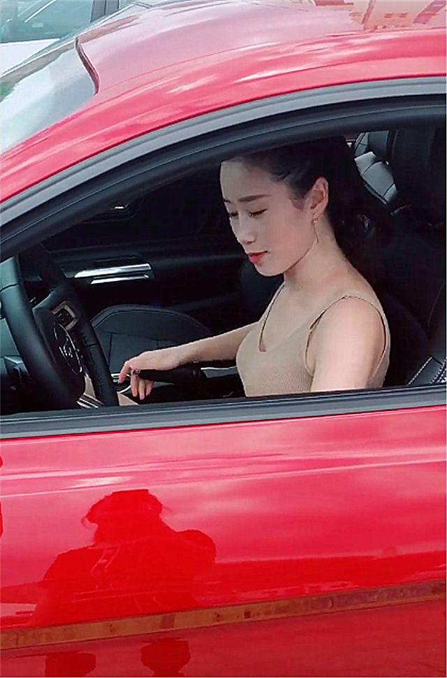 90后妙龄女子开福特野马，停车10分钟都未停好！网友：人美就行