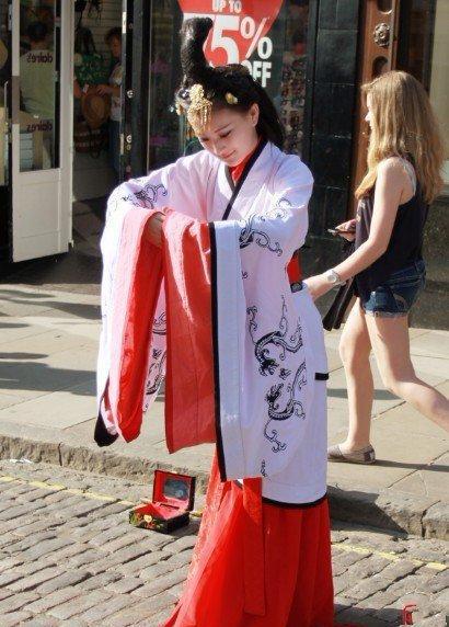 美丽的中国女子, 支身一人身穿汉服在英国街头卖艺, 宣传中国文化