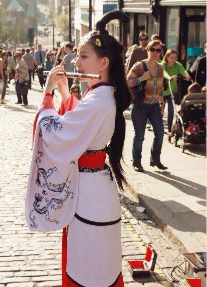 美丽的中国女子, 支身一人身穿汉服在英国街头卖艺, 宣传中国文化