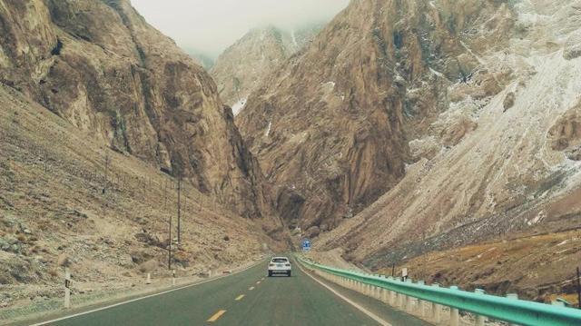吉利帝豪挑战世界十大危险公路之一喀喇昆山