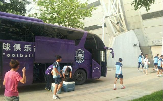 中国足球俱乐部最牛大巴车，比迈巴赫S680贵，车牌还是豹子号