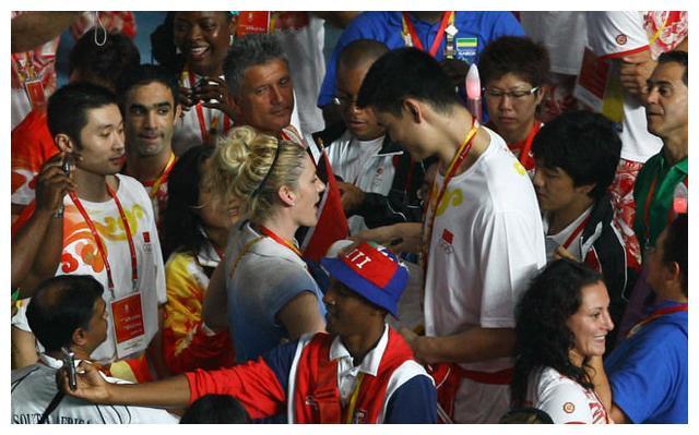 姚明曾经多次拒绝这位“最美篮球运动员”，一次拥抱感动无数人！