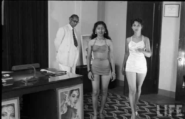 50年代印度导演面试女演员真实老照片