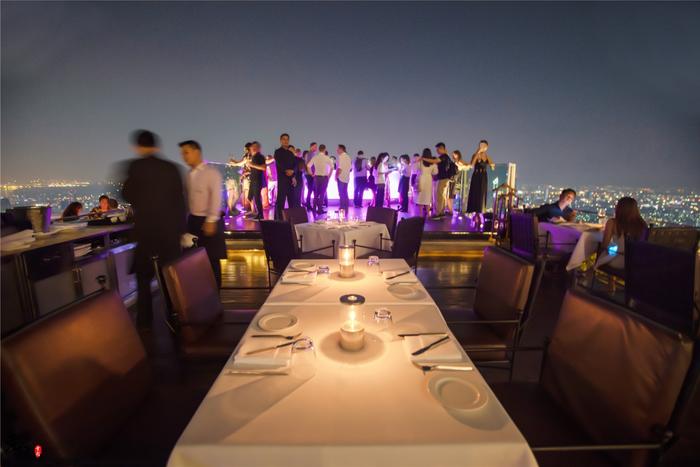 这是全世界最高的露天餐厅，在64楼上吃西餐，并俯瞰整个曼谷全景