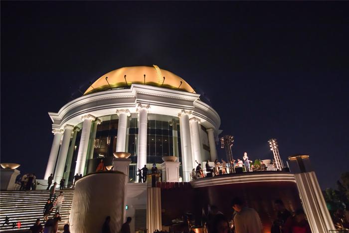 这是全世界最高的露天餐厅，在64楼上吃西餐，并俯瞰整个曼谷全景
