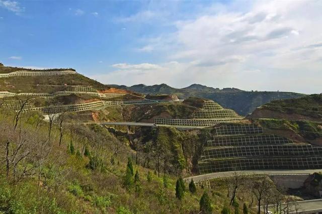 号称西安最美的环山旅游盘山公路，九曲十八弯名震自驾圈