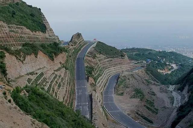 号称西安最美的环山旅游盘山公路，九曲十八弯名震自驾圈