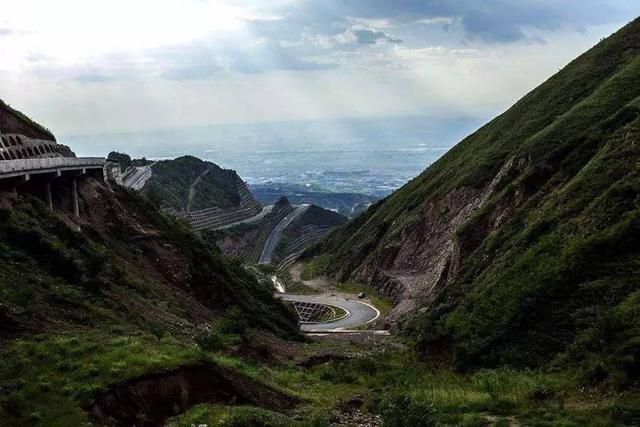 号称西安最美的环山旅游盘山公路，九曲十八弯名震自驾圈