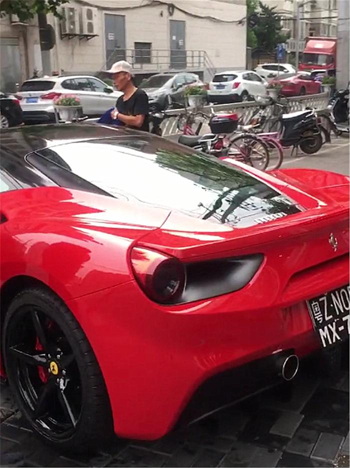 上海偶遇红色法拉利488，看到车牌那一刻，洗车工洗车格外认真