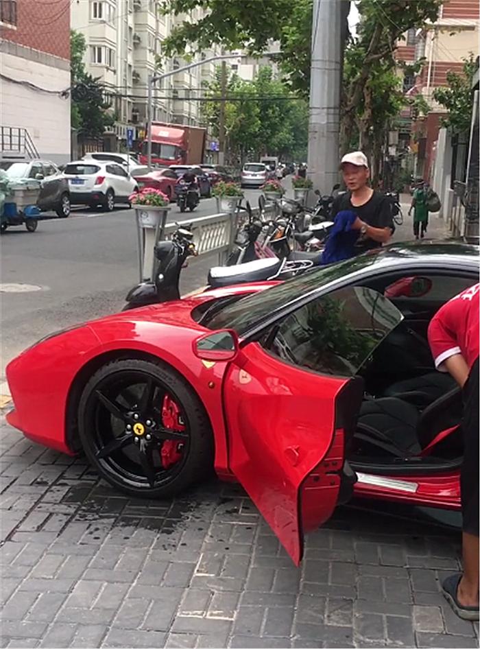 上海偶遇红色法拉利488，看到车牌那一刻，洗车工洗车格外认真