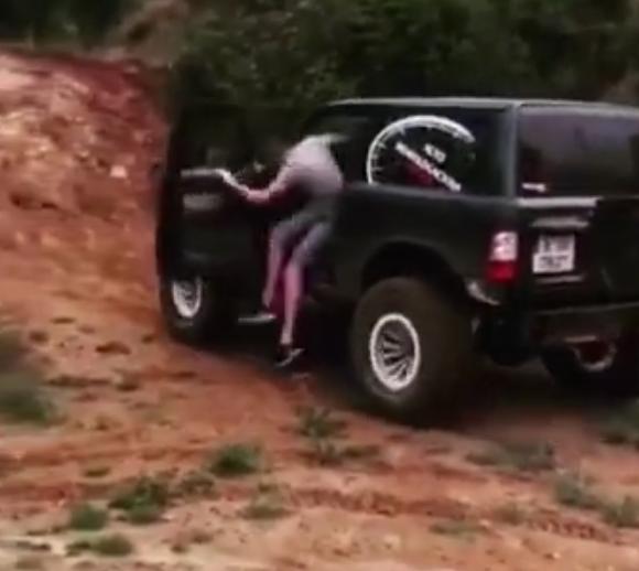 男子开Jeep自由客去越野，上坡时直接跳下车，凭借怠速上坡！