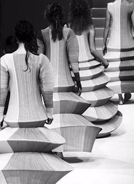 各大专业解构主义的运用，了解什么是解构主义？