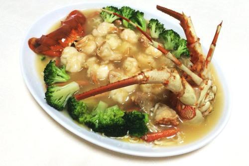 特色菜上汤焗龙虾真的是说不出来的好吃！来尝尝！