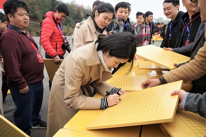 百里杜鹃百盘争艳 女子围甲毕节站指导棋