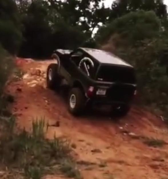 男子开Jeep自由客去越野，上坡时直接跳下车，凭借怠速上坡！