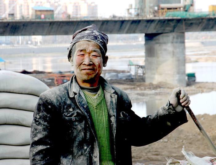 农民工可以歇歇了，中国首创“空中盖楼机”四天时间就能盖一层楼