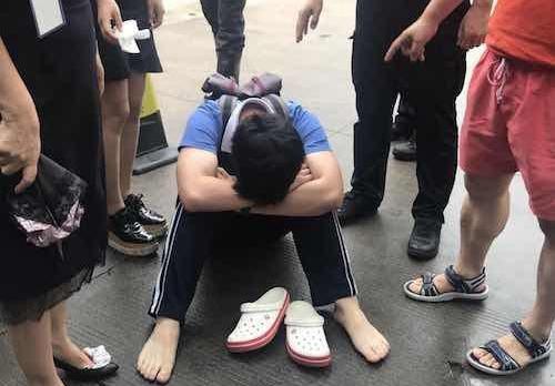 深圳一男孩错过高考，考场外崩溃大哭