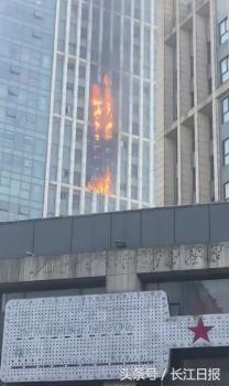 沌口经开万达1号楼发生火灾，大火现已被扑灭，无人员伤亡